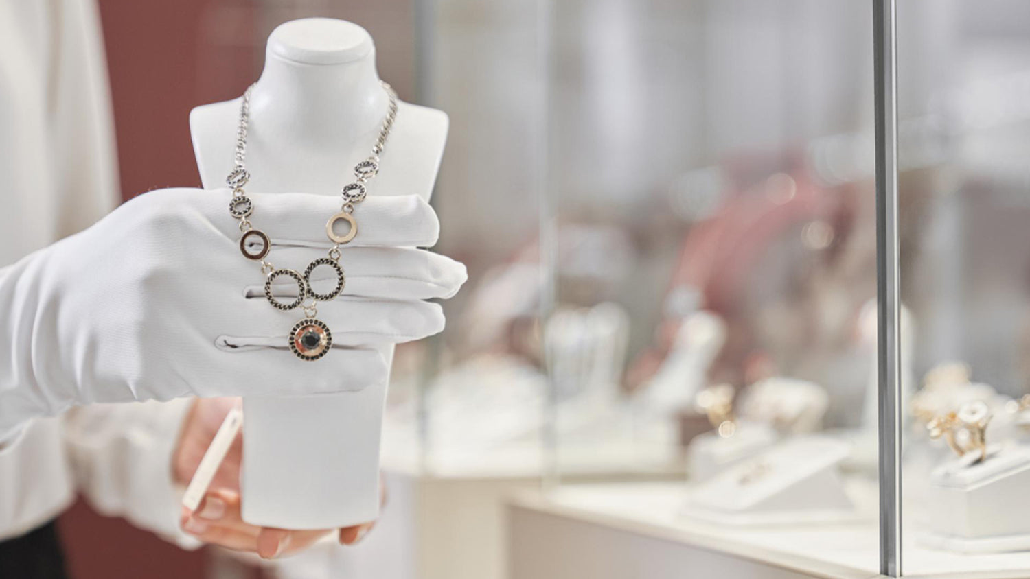How to Choose the Right Jewelry for Office Wear